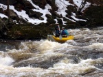 RAFTING NA JIZEŘE 2.4.2011, Parádní voda: 21 m3, všichni co jeli, to vážně to vychytali. Vlny, hukot, zábava... no prostě nádhera. Jedna posádka yukonu to nakonec po 4 koupelích vzdala a předsedla do raftu, ale jinak paráda. Poč - fotografie 40
