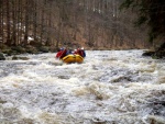 RAFTING NA JIZEŘE 2.4.2011, Parádní voda: 21 m3, všichni co jeli, to vážně to vychytali. Vlny, hukot, zábava... no prostě nádhera. Jedna posádka yukonu to nakonec po 4 koupelích vzdala a předsedla do raftu, ale jinak paráda. Poč - fotografie 45