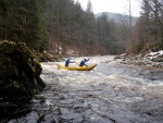 RAFTING NA JIZEŘE 2.4.2011, Parádní voda: 21 m3, všichni co jeli, to vážně to vychytali. Vlny, hukot, zábava... no prostě nádhera. Jedna posádka yukonu to nakonec po 4 koupelích vzdala a předsedla do raftu, ale jinak paráda. Poč - fotografie 48