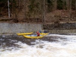 RAFTING NA JIZEŘE 2.4.2011, Parádní voda: 21 m3, všichni co jeli, to vážně to vychytali. Vlny, hukot, zábava... no prostě nádhera. Jedna posádka yukonu to nakonec po 4 koupelích vzdala a předsedla do raftu, ale jinak paráda. Poč - fotografie 53