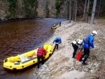 RAFTING NA JIZEŘE 2.4.2011, Parádní voda: 21 m3, všichni co jeli, to vážně to vychytali. Vlny, hukot, zábava... no prostě nádhera. Jedna posádka yukonu to nakonec po 4 koupelích vzdala a předsedla do raftu, ale jinak paráda. Poč - fotografie 58