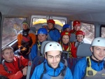 RAFTING JIZERA 9.4.2011, Zpočátku chladné počasí se změnilo v nádherný slunečný den a tak byl rafting i za menší vody parádní. Jizera je prostě nádherná. Také dva Francouzi z posádky jednoho raftu byli nadšeni stejně jako ost - fotografie 4