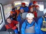 RAFTING JIZERA 9.4.2011, Zpočátku chladné počasí se změnilo v nádherný slunečný den a tak byl rafting i za menší vody parádní. Jizera je prostě nádherná. Také dva Francouzi z posádky jednoho raftu byli nadšeni stejně jako ost - fotografie 5