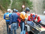 RAFTING JIZERA 9.4.2011, Zpočátku chladné počasí se změnilo v nádherný slunečný den a tak byl rafting i za menší vody parádní. Jizera je prostě nádherná. Také dva Francouzi z posádky jednoho raftu byli nadšeni stejně jako ost - fotografie 8