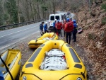 RAFTING JIZERA 9.4.2011, Zpočátku chladné počasí se změnilo v nádherný slunečný den a tak byl rafting i za menší vody parádní. Jizera je prostě nádherná. Také dva Francouzi z posádky jednoho raftu byli nadšeni stejně jako ost - fotografie 13