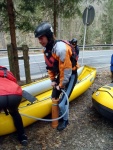 RAFTING JIZERA 9.4.2011, Zpočátku chladné počasí se změnilo v nádherný slunečný den a tak byl rafting i za menší vody parádní. Jizera je prostě nádherná. Také dva Francouzi z posádky jednoho raftu byli nadšeni stejně jako ost - fotografie 14