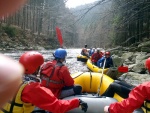 RAFTING JIZERA 9.4.2011, Zpočátku chladné počasí se změnilo v nádherný slunečný den a tak byl rafting i za menší vody parádní. Jizera je prostě nádherná. Také dva Francouzi z posádky jednoho raftu byli nadšeni stejně jako ost - fotografie 17