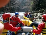 RAFTING JIZERA 9.4.2011, Zpočátku chladné počasí se změnilo v nádherný slunečný den a tak byl rafting i za menší vody parádní. Jizera je prostě nádherná. Také dva Francouzi z posádky jednoho raftu byli nadšeni stejně jako ost - fotografie 18
