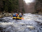 RAFTING JIZERA 9.4.2011, Zpočátku chladné počasí se změnilo v nádherný slunečný den a tak byl rafting i za menší vody parádní. Jizera je prostě nádherná. Také dva Francouzi z posádky jednoho raftu byli nadšeni stejně jako ost - fotografie 23