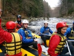 RAFTING JIZERA 9.4.2011, Zpočátku chladné počasí se změnilo v nádherný slunečný den a tak byl rafting i za menší vody parádní. Jizera je prostě nádherná. Také dva Francouzi z posádky jednoho raftu byli nadšeni stejně jako ost - fotografie 24