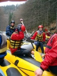 RAFTING JIZERA 9.4.2011, Zpočátku chladné počasí se změnilo v nádherný slunečný den a tak byl rafting i za menší vody parádní. Jizera je prostě nádherná. Také dva Francouzi z posádky jednoho raftu byli nadšeni stejně jako ost - fotografie 25