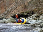 RAFTING JIZERA 9.4.2011, Zpočátku chladné počasí se změnilo v nádherný slunečný den a tak byl rafting i za menší vody parádní. Jizera je prostě nádherná. Také dva Francouzi z posádky jednoho raftu byli nadšeni stejně jako ost - fotografie 44