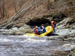 RAFTING JIZERA 9.4.2011, Zpočátku chladné počasí se změnilo v nádherný slunečný den a tak byl rafting i za menší vody parádní. Jizera je prostě nádherná. Také dva Francouzi z posádky jednoho raftu byli nadšeni stejně jako ost - fotografie 46
