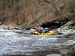 RAFTING JIZERA 9.4.2011, Zpočátku chladné počasí se změnilo v nádherný slunečný den a tak byl rafting i za menší vody parádní. Jizera je prostě nádherná. Také dva Francouzi z posádky jednoho raftu byli nadšeni stejně jako ost - fotografie 47