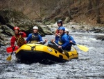 RAFTING JIZERA 9.4.2011, Zpočátku chladné počasí se změnilo v nádherný slunečný den a tak byl rafting i za menší vody parádní. Jizera je prostě nádherná. Také dva Francouzi z posádky jednoho raftu byli nadšeni stejně jako ost - fotografie 49