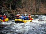 RAFTING JIZERA 9.4.2011, Zpočátku chladné počasí se změnilo v nádherný slunečný den a tak byl rafting i za menší vody parádní. Jizera je prostě nádherná. Také dva Francouzi z posádky jednoho raftu byli nadšeni stejně jako ost - fotografie 63
