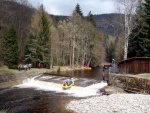 RAFTING JIZERA 9.4.2011, Zpočátku chladné počasí se změnilo v nádherný slunečný den a tak byl rafting i za menší vody parádní. Jizera je prostě nádherná. Také dva Francouzi z posádky jednoho raftu byli nadšeni stejně jako ost - fotografie 67