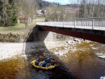 RAFTING JIZERA 9.4.2011, Zpočátku chladné počasí se změnilo v nádherný slunečný den a tak byl rafting i za menší vody parádní. Jizera je prostě nádherná. Také dva Francouzi z posádky jednoho raftu byli nadšeni stejně jako ost - fotografie 71
