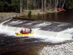 RAFTING JIZERA 9.4.2011, Zpočátku chladné počasí se změnilo v nádherný slunečný den a tak byl rafting i za menší vody parádní. Jizera je prostě nádherná. Také dva Francouzi z posádky jednoho raftu byli nadšeni stejně jako ost - fotografie 72