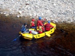 RAFTING JIZERA 9.4.2011, Zpočátku chladné počasí se změnilo v nádherný slunečný den a tak byl rafting i za menší vody parádní. Jizera je prostě nádherná. Také dva Francouzi z posádky jednoho raftu byli nadšeni stejně jako ost - fotografie 75