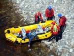 RAFTING JIZERA 9.4.2011, Zpočátku chladné počasí se změnilo v nádherný slunečný den a tak byl rafting i za menší vody parádní. Jizera je prostě nádherná. Také dva Francouzi z posádky jednoho raftu byli nadšeni stejně jako ost - fotografie 76