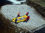 RAFTING JIZERA 9.4.2011, Zpočátku chladné počasí se změnilo v nádherný slunečný den a tak byl rafting i za menší vody parádní. Jizera je prostě nádherná. Také dva Francouzi z posádky jednoho raftu byli nadšeni stejně jako ost - fotografie 78