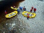 RAFTING JIZERA 9.4.2011, Zpočátku chladné počasí se změnilo v nádherný slunečný den a tak byl rafting i za menší vody parádní. Jizera je prostě nádherná. Také dva Francouzi z posádky jednoho raftu byli nadšeni stejně jako ost - fotografie 79