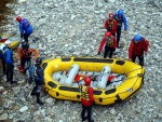 RAFTING JIZERA 9.4.2011, Zpočátku chladné počasí se změnilo v nádherný slunečný den a tak byl rafting i za menší vody parádní. Jizera je prostě nádherná. Také dva Francouzi z posádky jednoho raftu byli nadšeni stejně jako ost - fotografie 80