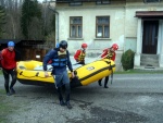 RAFTING JIZERA 9.4.2011, Zpočátku chladné počasí se změnilo v nádherný slunečný den a tak byl rafting i za menší vody parádní. Jizera je prostě nádherná. Také dva Francouzi z posádky jednoho raftu byli nadšeni stejně jako ost - fotografie 81
