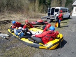 RAFTING JIZERA 9.4.2011, Zpočátku chladné počasí se změnilo v nádherný slunečný den a tak byl rafting i za menší vody parádní. Jizera je prostě nádherná. Také dva Francouzi z posádky jednoho raftu byli nadšeni stejně jako ost - fotografie 85