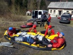 RAFTING JIZERA 9.4.2011, Zpočátku chladné počasí se změnilo v nádherný slunečný den a tak byl rafting i za menší vody parádní. Jizera je prostě nádherná. Také dva Francouzi z posádky jednoho raftu byli nadšeni stejně jako ost - fotografie 86