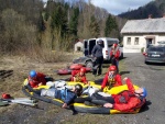 RAFTING JIZERA 9.4.2011, Zpočátku chladné počasí se změnilo v nádherný slunečný den a tak byl rafting i za menší vody parádní. Jizera je prostě nádherná. Také dva Francouzi z posádky jednoho raftu byli nadšeni stejně jako ost - fotografie 87