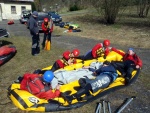 RAFTING JIZERA 9.4.2011, Zpočátku chladné počasí se změnilo v nádherný slunečný den a tak byl rafting i za menší vody parádní. Jizera je prostě nádherná. Také dva Francouzi z posádky jednoho raftu byli nadšeni stejně jako ost - fotografie 88