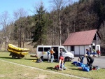 RAFTING NA JIZEŘE 10.4.2011, Sluncem zalité údolí řeky Jizery vynahradilo menší stav vody. Skvělá nálada a spousta zábavy na raftech, velmi příjemné přivítaní jara. - fotografie 8