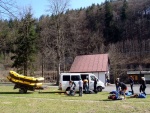 RAFTING NA JIZEŘE 10.4.2011, Sluncem zalité údolí řeky Jizery vynahradilo menší stav vody. Skvělá nálada a spousta zábavy na raftech, velmi příjemné přivítaní jara. - fotografie 9