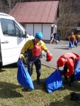 RAFTING NA JIZEŘE 10.4.2011, Sluncem zalité údolí řeky Jizery vynahradilo menší stav vody. Skvělá nálada a spousta zábavy na raftech, velmi příjemné přivítaní jara. - fotografie 15