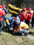 RAFTING NA JIZEŘE 10.4.2011, Sluncem zalité údolí řeky Jizery vynahradilo menší stav vody. Skvělá nálada a spousta zábavy na raftech, velmi příjemné přivítaní jara. - fotografie 18