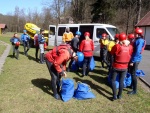 RAFTING NA JIZEŘE 10.4.2011, Sluncem zalité údolí řeky Jizery vynahradilo menší stav vody. Skvělá nálada a spousta zábavy na raftech, velmi příjemné přivítaní jara. - fotografie 21