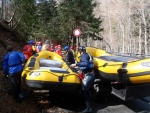 RAFTING NA JIZEŘE 10.4.2011, Sluncem zalité údolí řeky Jizery vynahradilo menší stav vody. Skvělá nálada a spousta zábavy na raftech, velmi příjemné přivítaní jara. - fotografie 26