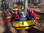 RAFTING NA JIZEŘE 10.4.2011, Sluncem zalité údolí řeky Jizery vynahradilo menší stav vody. Skvělá nálada a spousta zábavy na raftech, velmi příjemné přivítaní jara. - fotografie 33