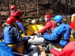 RAFTING NA JIZEŘE 10.4.2011, Sluncem zalité údolí řeky Jizery vynahradilo menší stav vody. Skvělá nálada a spousta zábavy na raftech, velmi příjemné přivítaní jara. - fotografie 38
