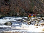 RAFTING NA JIZEŘE 10.4.2011, Sluncem zalité údolí řeky Jizery vynahradilo menší stav vody. Skvělá nálada a spousta zábavy na raftech, velmi příjemné přivítaní jara. - fotografie 51