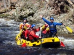 RAFTING NA JIZEŘE 10.4.2011, Sluncem zalité údolí řeky Jizery vynahradilo menší stav vody. Skvělá nálada a spousta zábavy na raftech, velmi příjemné přivítaní jara. - fotografie 66