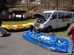 RAFTING NA JIZEŘE 16.4.2011, Na horách sníh a pod horami slunce. Nový sníh ještě nezačal tát a tak bylo vody málo. Přesto oblíbené válce máma a táta, stejně jako schody a žumpa byly parádně zábavné. - fotografie 2