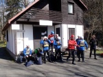 RAFTING NA JIZEŘE 16.4.2011, Na horách sníh a pod horami slunce. Nový sníh ještě nezačal tát a tak bylo vody málo. Přesto oblíbené válce máma a táta, stejně jako schody a žumpa byly parádně zábavné. - fotografie 4