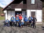 RAFTING NA JIZEŘE 16.4.2011, Na horách sníh a pod horami slunce. Nový sníh ještě nezačal tát a tak bylo vody málo. Přesto oblíbené válce máma a táta, stejně jako schody a žumpa byly parádně zábavné. - fotografie 5