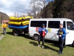 RAFTING NA JIZEŘE 16.4.2011, Na horách sníh a pod horami slunce. Nový sníh ještě nezačal tát a tak bylo vody málo. Přesto oblíbené válce máma a táta, stejně jako schody a žumpa byly parádně zábavné. - fotografie 7