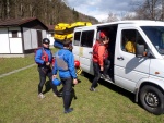 RAFTING NA JIZEŘE 16.4.2011, Na horách sníh a pod horami slunce. Nový sníh ještě nezačal tát a tak bylo vody málo. Přesto oblíbené válce máma a táta, stejně jako schody a žumpa byly parádně zábavné. - fotografie 8