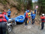 RAFTING NA JIZEŘE 16.4.2011, Na horách sníh a pod horami slunce. Nový sníh ještě nezačal tát a tak bylo vody málo. Přesto oblíbené válce máma a táta, stejně jako schody a žumpa byly parádně zábavné. - fotografie 9
