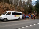 RAFTING NA JIZEŘE 16.4.2011, Na horách sníh a pod horami slunce. Nový sníh ještě nezačal tát a tak bylo vody málo. Přesto oblíbené válce máma a táta, stejně jako schody a žumpa byly parádně zábavné. - fotografie 10